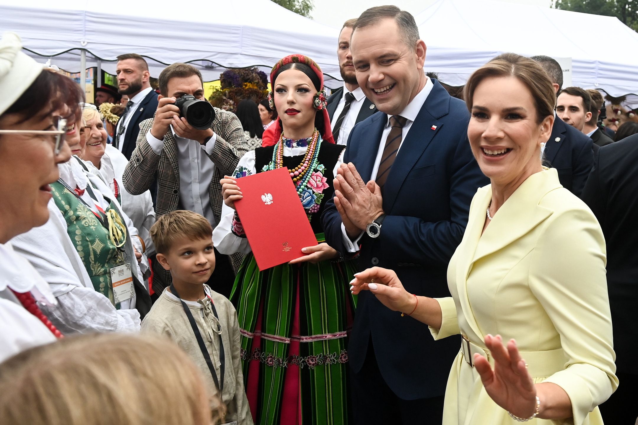 Warszawa, 14.09.2025. Prezydent RP Karol Nawrocki (2P) z małżonką Martą Nawrocką (P) podczas Dożynek Prezydenckich w Warszawie, 14 bm. (aldg) PAP/Piotr Nowak