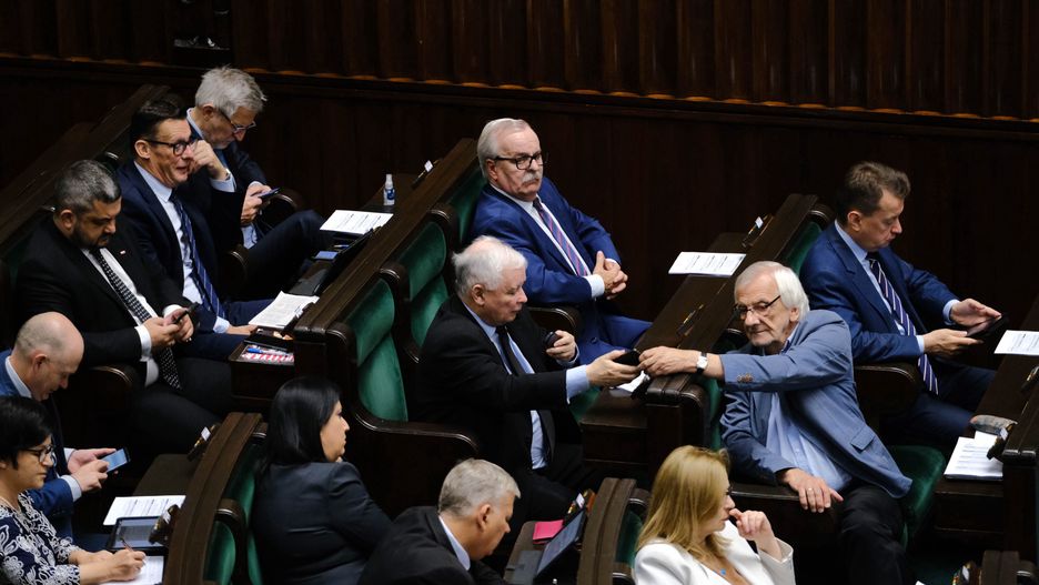 Najnowszy sondaż. PiS liderem, dwie partie poza Sejmem