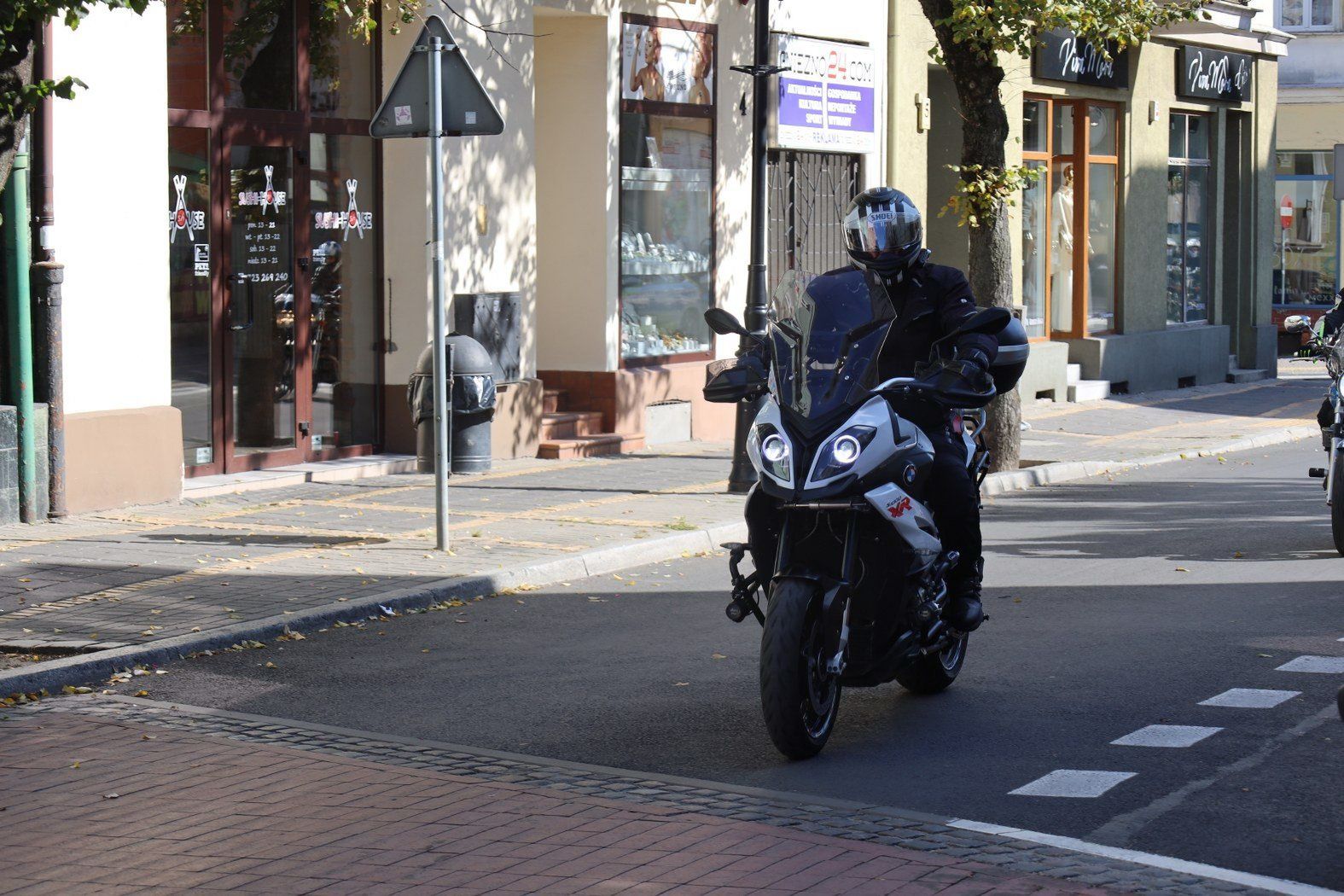 Ryk silników w środku Gniezna! Motocykliści zakończyli sezon na Rynku. Setki motocykli!