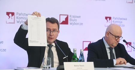 "Karta nie jest uszkodzona". Ważna informacja PKW przed wyborami