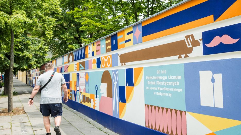 Autorką projektu muralu upamiętniającego 80-lecie Państwowego Liceum Sztuk Plastycznych im. Leona Wyczółkowskiego w Bydgoszczy jest Zuzanna Koźlarek. 