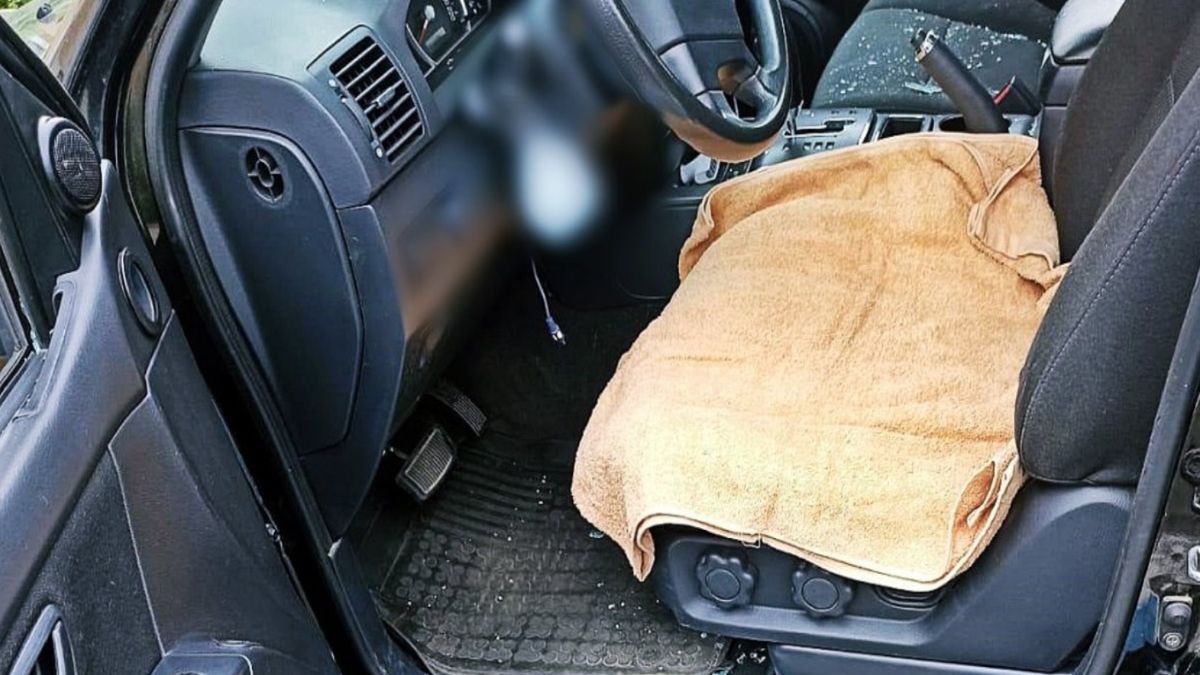 Matka nie mogła dostać się do zatrzaśniętego w aucie dziecka. Konieczna okazała się interwencja funkcjonariuszy policji 