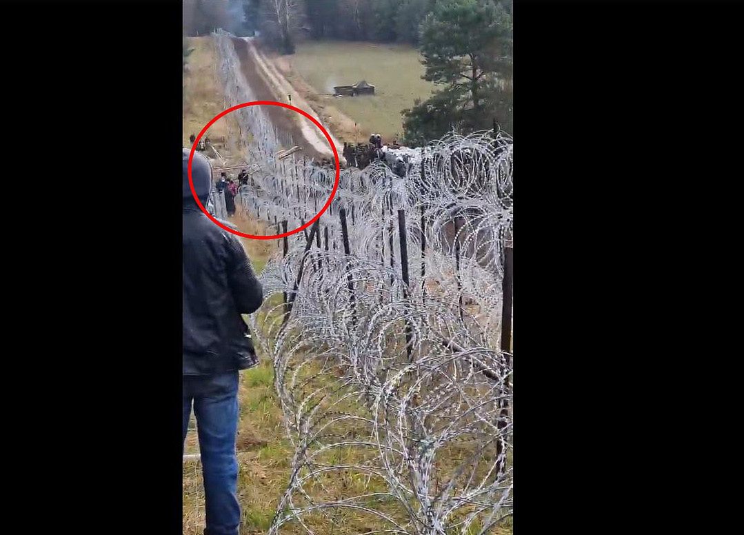 Kuźnica. Pierwsza próba sforsowania granicy przez migrantów. Do zrobiecia wyrwy w płocie użyto drągów