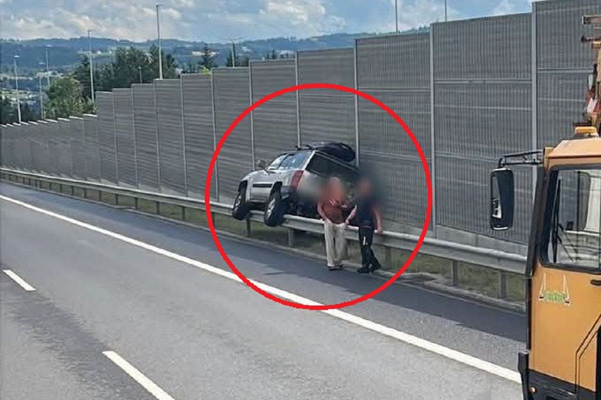 Jak to się stało? Samochód zawisł na barierach na S7