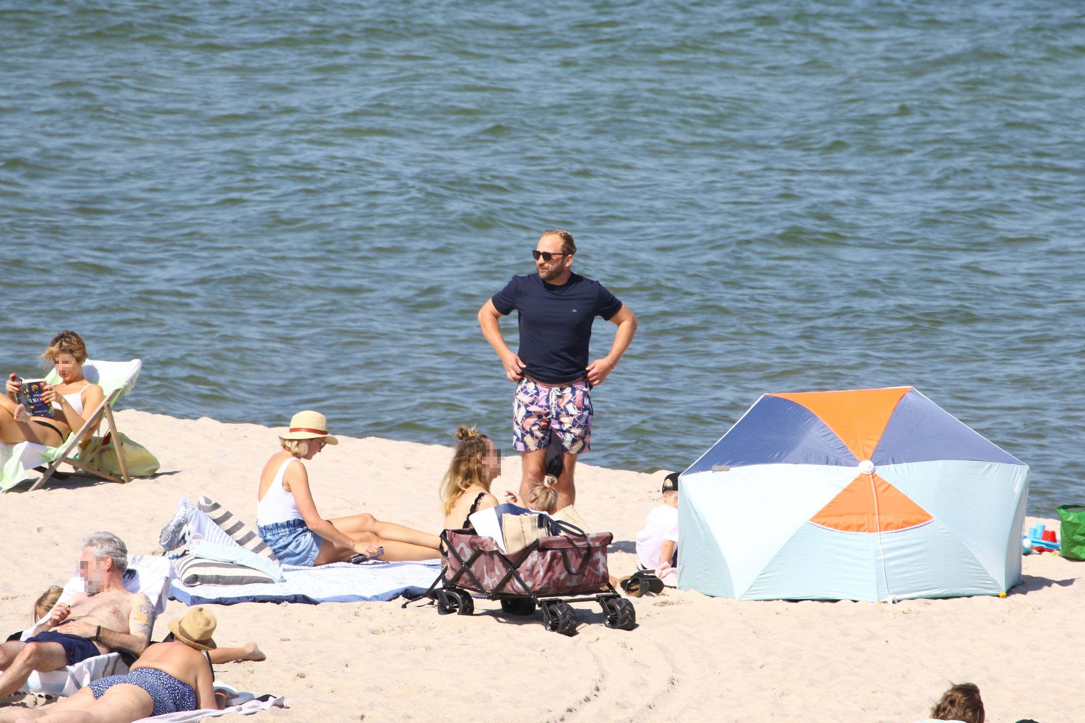 Borys Szyc na plaży z rodziną