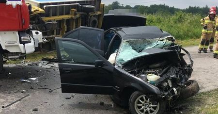 Śmiertelny wypadek w Siedliszczu. Wracali w matury. BMW z maturzystami uderzyło w busa