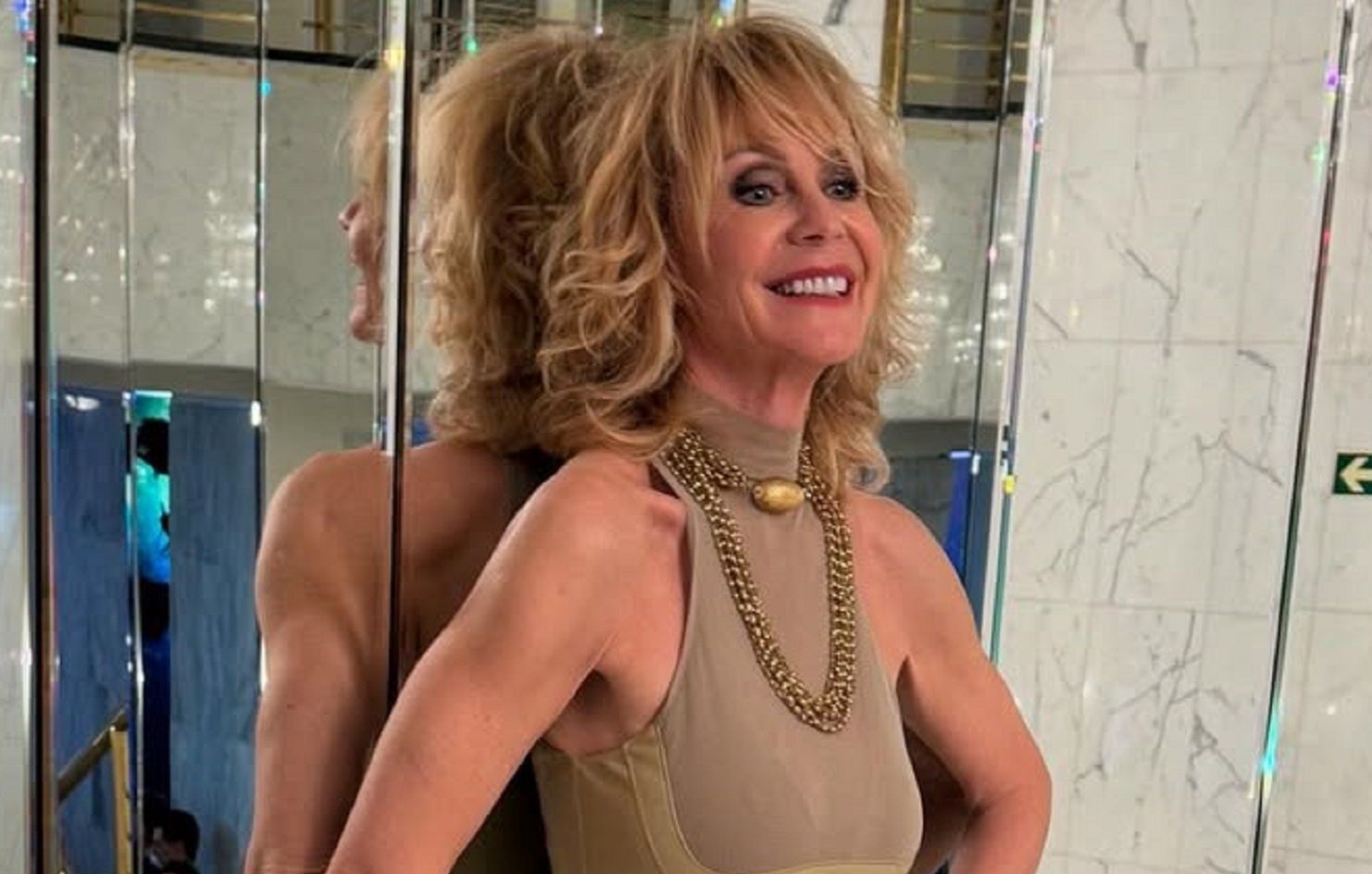 Klasa sama w sobie. Spódnica aktorki to hit dla 50-latek