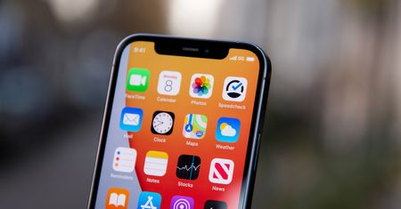 iPhone 13 może nie potrzebować internetu do komunikacji. Apple ma pomysł