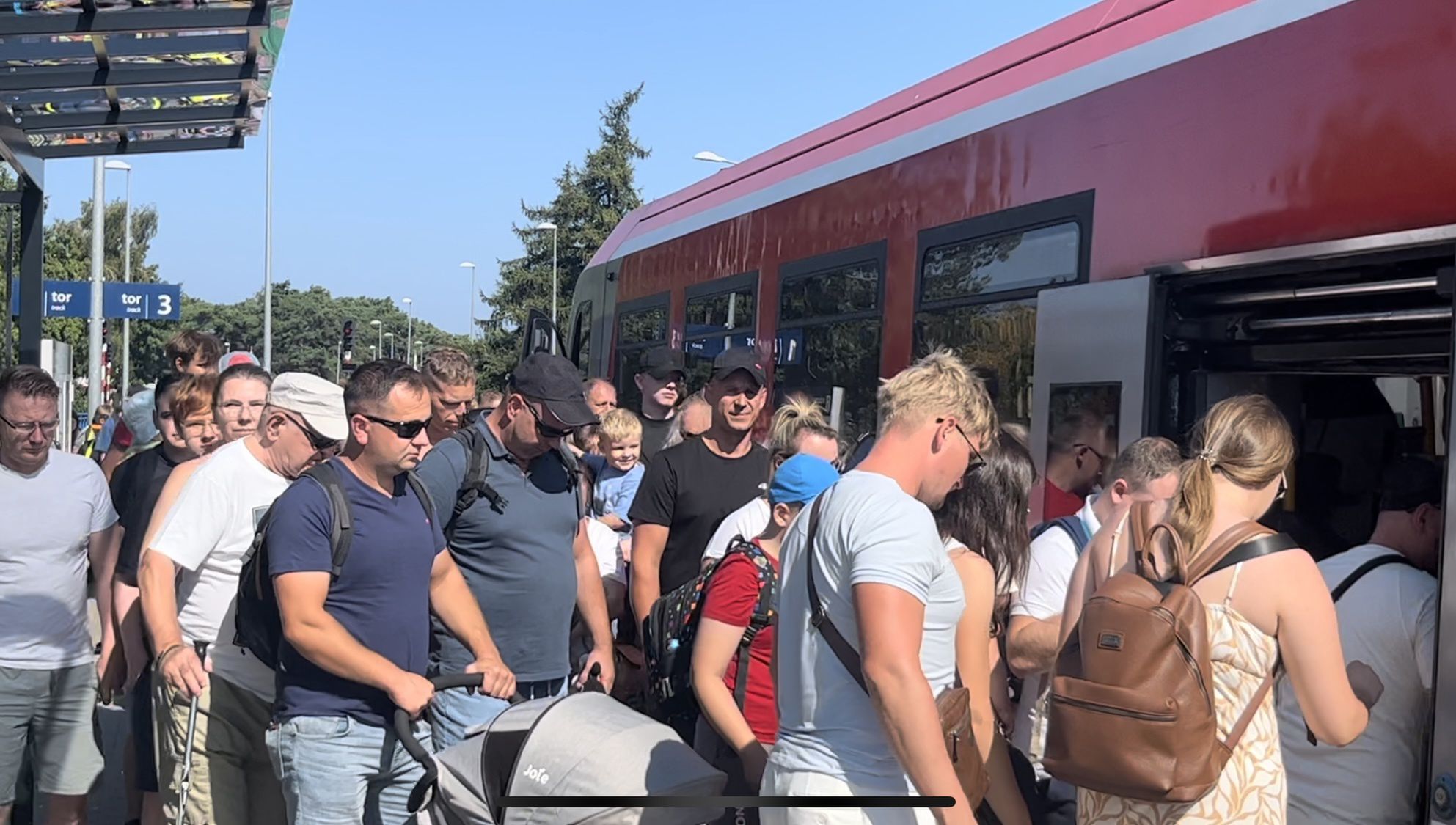 Na dworcu we Władysławowie w sezonie są ogromne tłumy