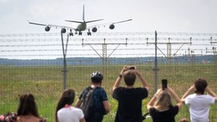 Potężny Airbus 340-600 wylądował na bydgoskim lotnisku. Posłuży za części zamienne