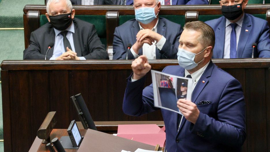 Przemysław Czarnek w Sejmie. W tle Jarosław Kaczyński