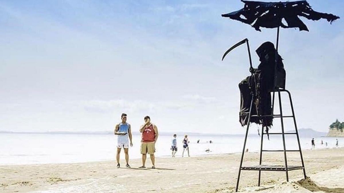 Prawnik z Florydy zdecydował się przebrać za Ponurego Źniwiarza i siedzieć na plaży, żeby ostrzegać ludzi, którzy nie stosują się do zasad dystansu społecznego. 