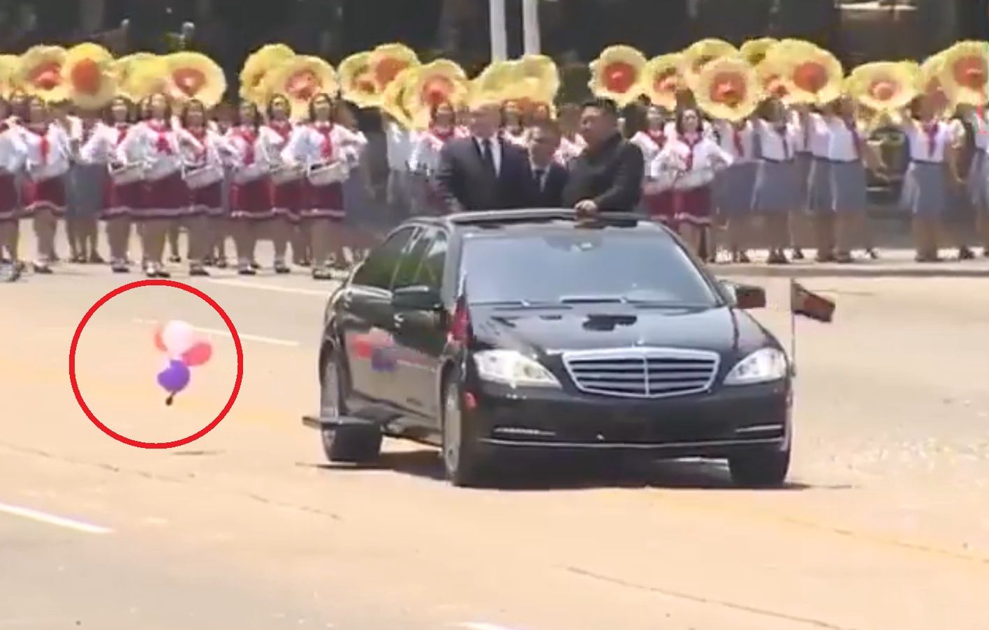 Putin i Kim zerkali z niepokojem. Spójrzcie na balonik