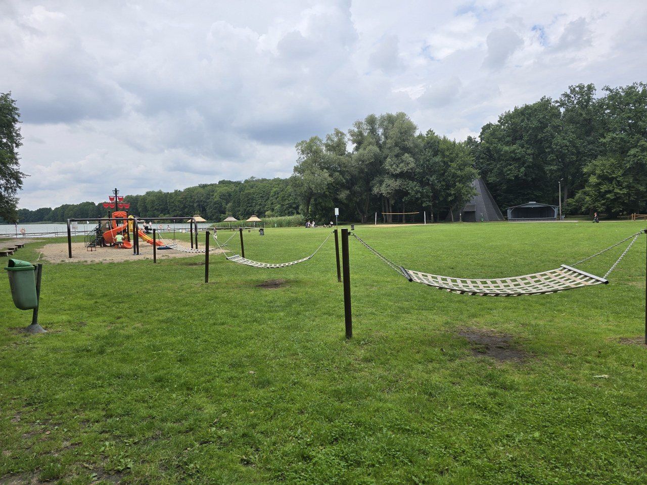 Plaża nad jeziorem w Górznie ma sporo do zaoferowania. Z Leszna można tu dotrzeć w niespełna 20 minut