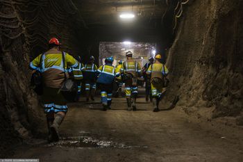 Zmarł górnik ranny w kopalni Rudna. KGHM ogłasza żałobę