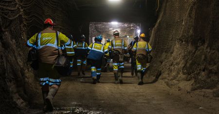 Zmarł górnik ranny w kopalni Rudna. KGHM ogłasza żałobę