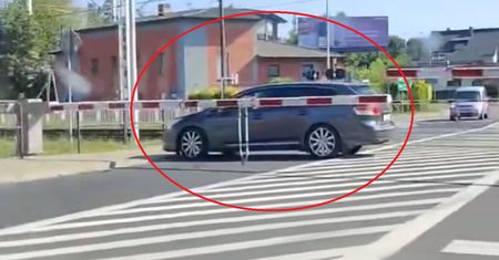 Chwila grozy we Wronkach. Tak stanął na przejeździe kolejowym