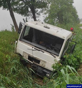 Prawie 3 promile za kierownicą ciężarówki. 31-latek wywrócił MAN-a i wylądował w areszcie