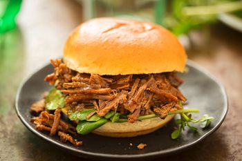 Gdy mam ochotę na burgery, robię te. Zamiast klasycznego kotleta, mają w sobie coś lepszego