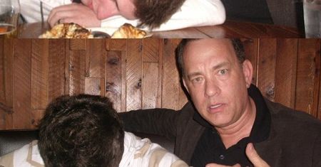 Tom Hanks pozuje z pijanym fanem!