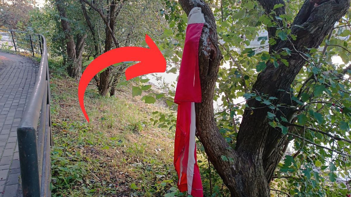 Strażnicy miejscy upomnieli za brak szacunku dla flagi narodowej