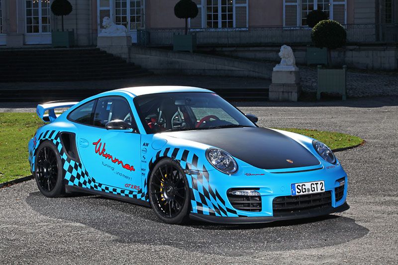 Wimmer Porsche 911 GT2 RS jest projektem sprzed trzech lat, dla którego wozem bazowym była topowa drogowa wersja modelu 911 generacji 997. GT2 RS to prawdziwa bestia, która wywołuje dreszcze nawet u doświadczonych kierowców. 3,6-litrowy motor w tym wozie rozwija dzięki turbodoładowaniu aż 620 KM i 700 Nm. To pozwalało rozpędzić tę maszynę do 100 km/h w 3,5 s. Być może czas byłby jeszcze lepszy, gdyby Porsche zdecydowało się na wyposażenie tego wozu w automatyczną skrzynię biegów.