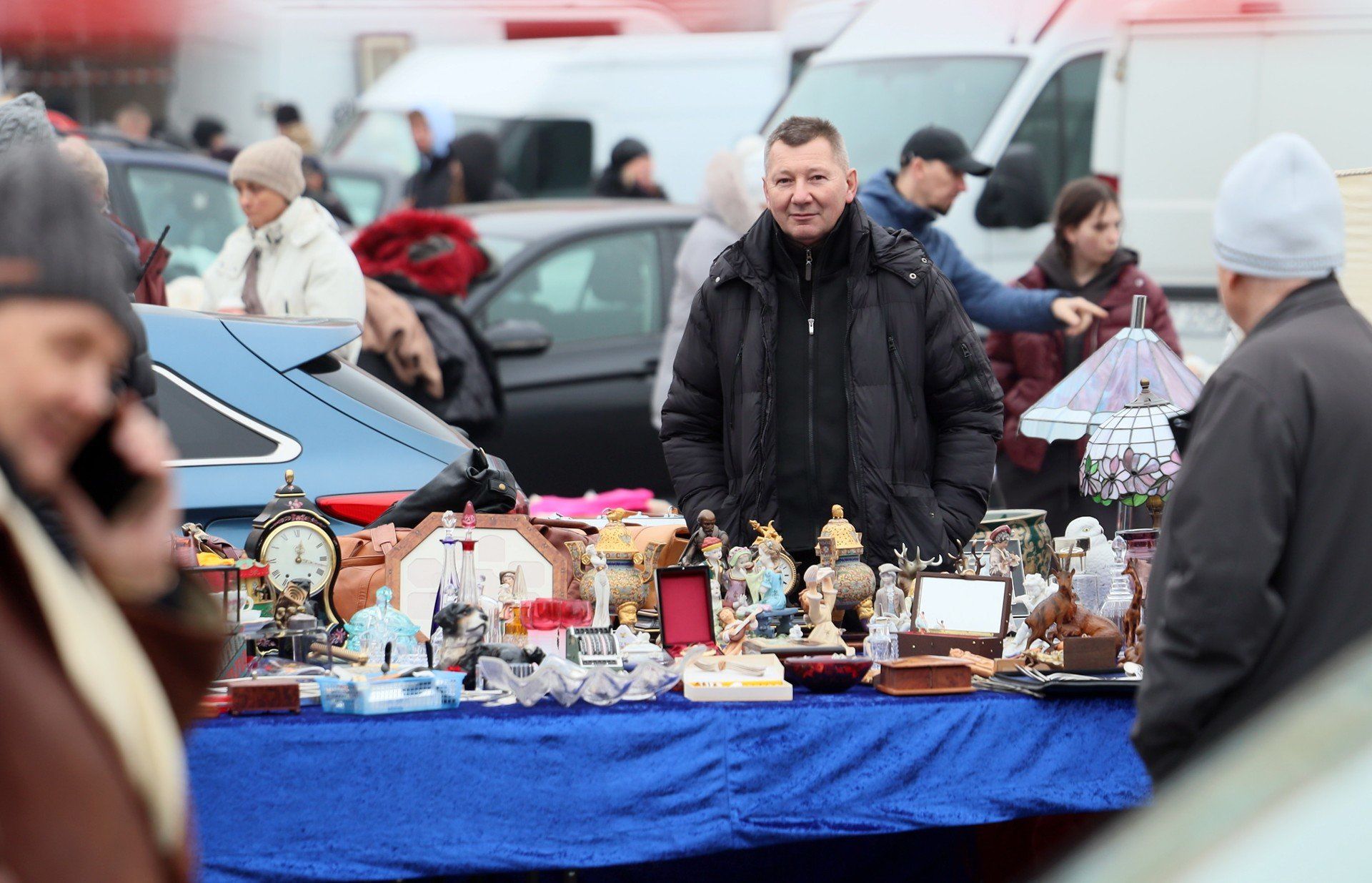 Na lubelskiej giełdzie staroci czas zdaje się płynąć wolniej - między stoiskami pełnymi bibelotów i przedmiotów z duszą można znaleźć nie tylko unikatowe skarby, ale i odrobinę nostalgii.