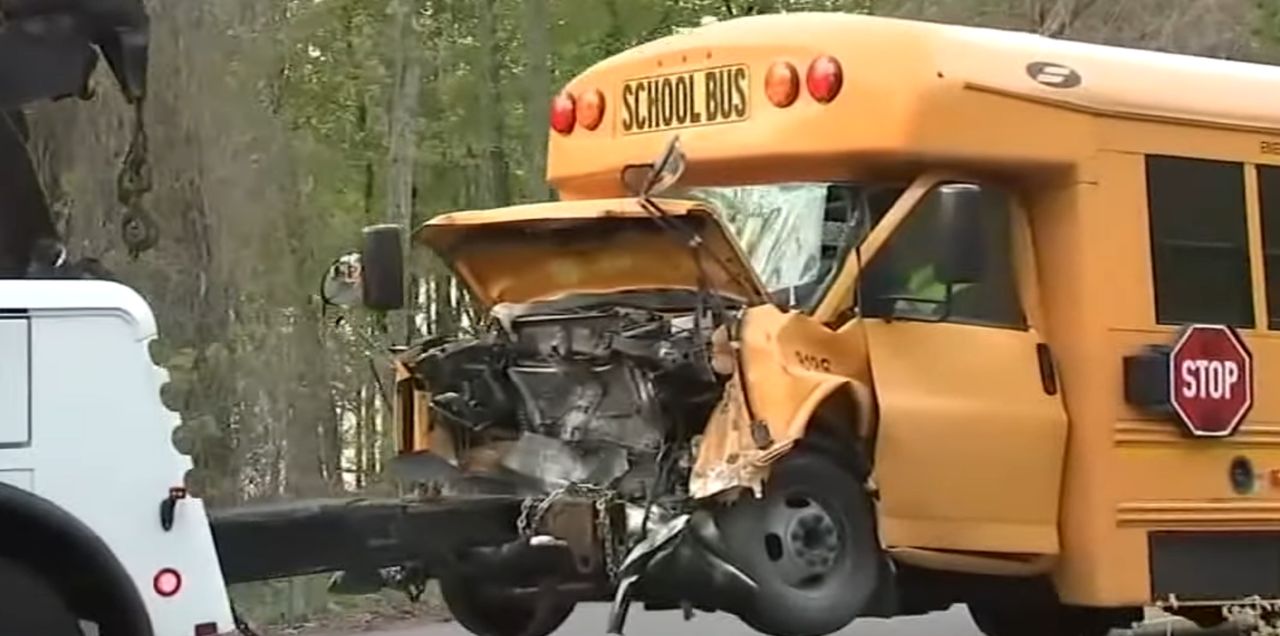 Dramatyczne zderzenie osobówki z autobusem. Prowadził 16-latek. Nagranie z USA