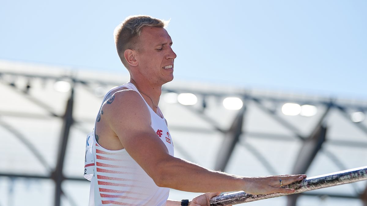 Eugene, USA, 23.07.2022. Lekkoatletyczne mistrzostwa świata - Oregon 2022. Polak Piotr Lisek w kwalifikacyjnym konkursie skoku o tyczce. (gj) PAP/Adam Warżawa