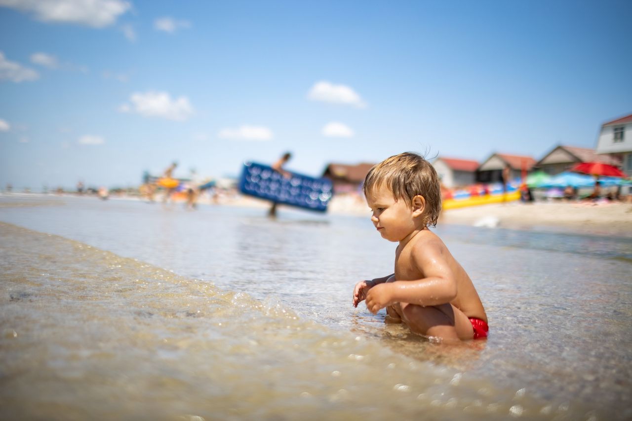 Tak dzieci gubią się na plażach. "Rodzina pije piwo, zasypiają"