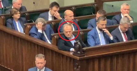 Odprowadził wzrokiem Kaczyńskiego. Zacięta mina Tuska