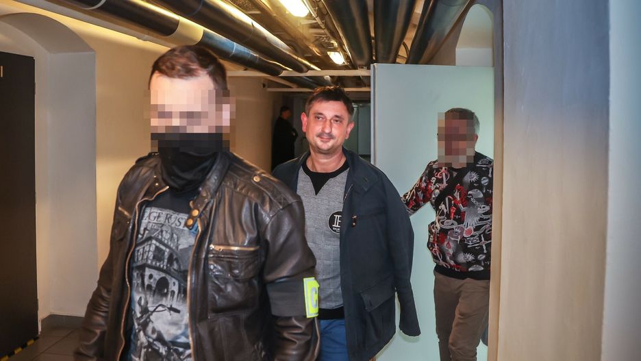Doprowadzenie Tomasza Misiaka do s?du
14.10.2022 WROCLAW
SAD ARESZTOWY DOPROWADZENIE ZATRZYMANEGO
TOMASZ MISIAK WORKSERVICE WORK SERVICE
SENATOR PO
GAZETA WROCLAWSKA
PAWEL RELIKOWSKI / POLSKA PRESS
PAWEL RELIKOWSKI / POLSKA PRESS