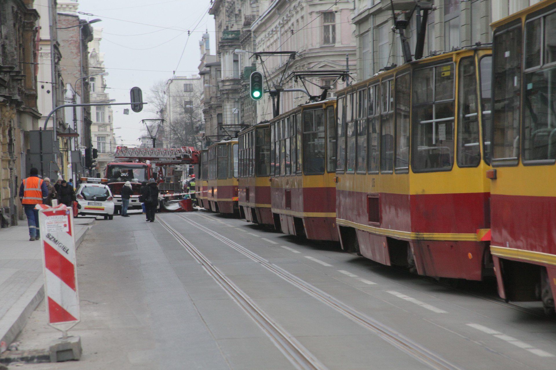 07-01-2015 LODZ WYPADEK STRAZY POZARNEJ I TRAMWAJU W CENTRUM MIASTA NA ROGU ULICY PIOTRKOWSKIEJ I NARUTOWICZA STRAZ JECHALA DO WYPADKU NA BUDOWIE DWORCA FABRYCZNEGO

FOT. GRZEGORZ GALASINSKI

DZIENNIK LODZKI *** Local Caption *** WYPADEK STRAZ POZARNA TRAMWAJ