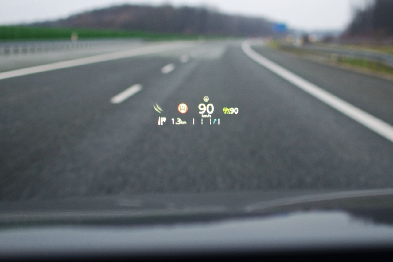 Jak działa wyświetlacz Head-Up Display i dlaczego staje się tak popularny?