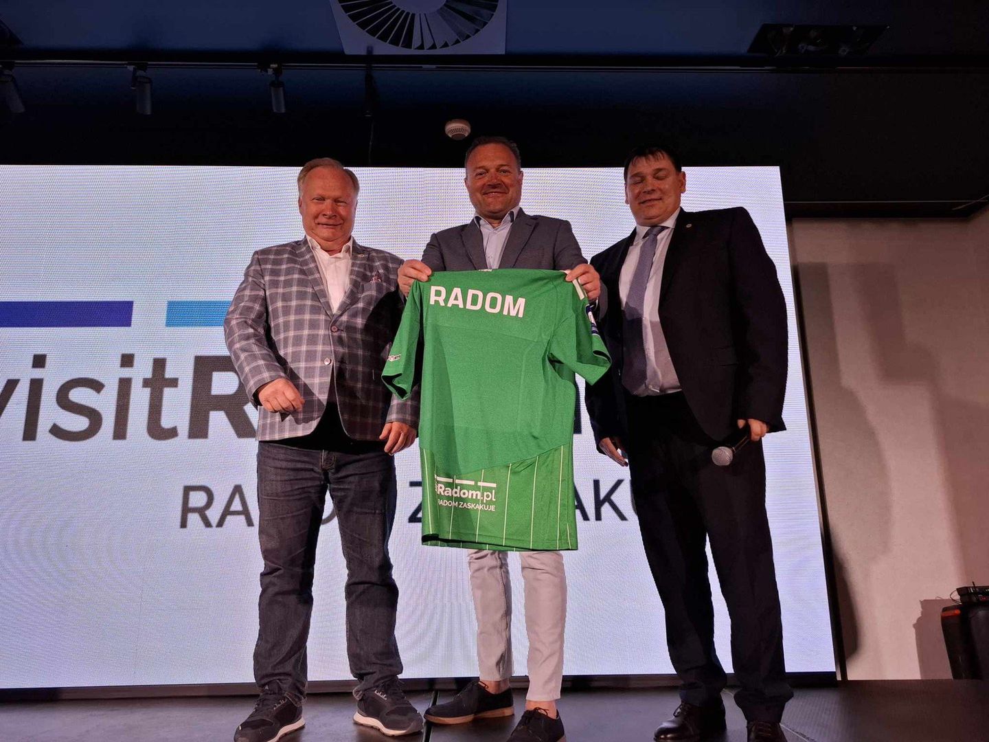 Spotkanie Radomiaka Radom ze sponsorami. Na zdjęciu z prezydentem Radomia Radosławem Witkowskim