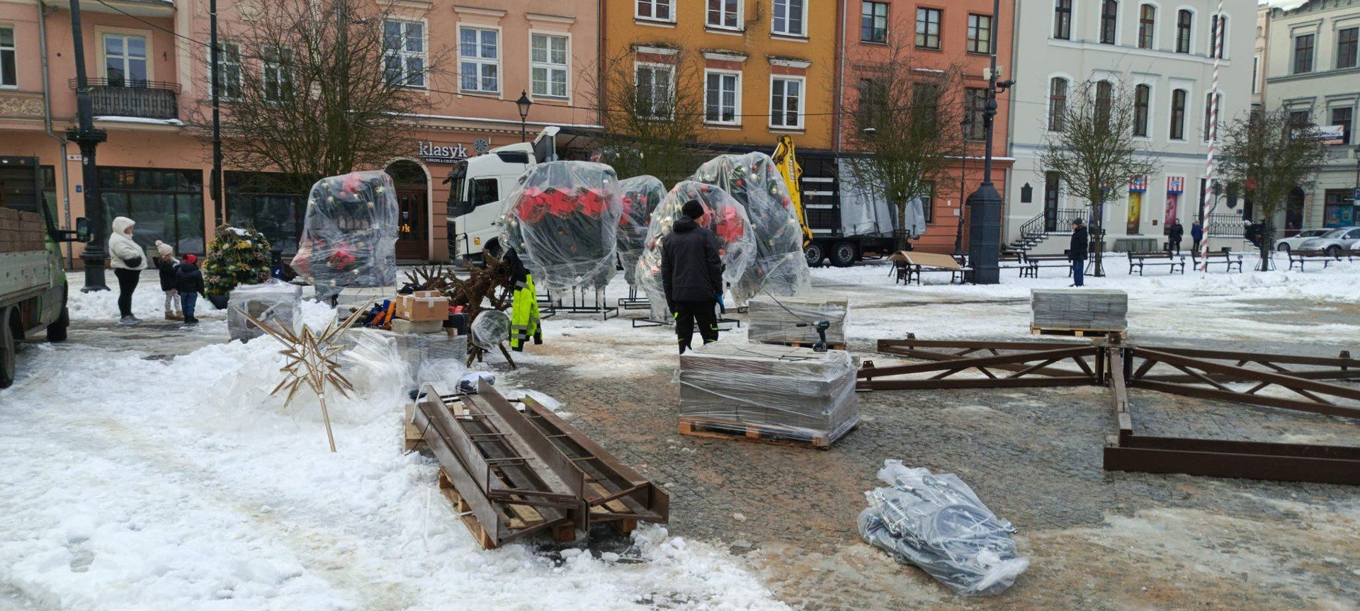 Ustawianie choinki na Rynku w Grudziądzu
