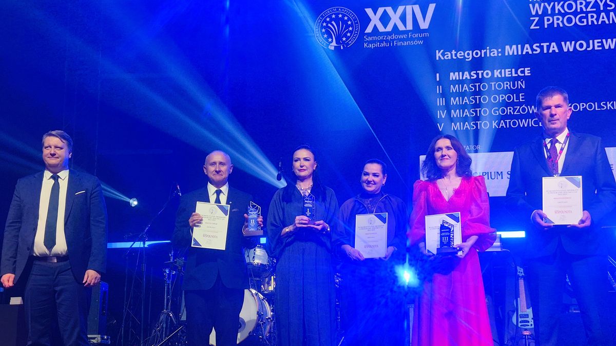 Rafał Pietrucień (drugi z lewej) z  wyróżnieniem dla Torunia
