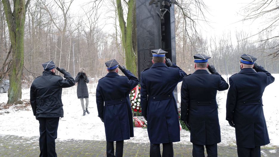 Chorzów, 28.01.2021. Obchody 15. rocznicy zawalenia hali MTK, 28 bm. w Chorzowie. Uroczystości odbyły się przed stojącym obok miejsca tragedii pomnikiem. W katastrofie zginęło 65 osób, ponad 140 zostało rannych, 26 z nich doznało ciężkiego uszczerbku na zdrowiu. Była to największa katastrofa budowlana w historii Polski. (amb) PAP/Andrzej Grygiel