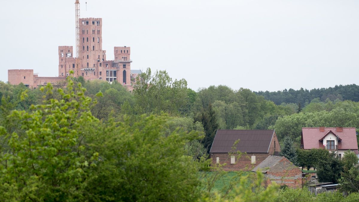 Zamek w Stobnicy to jedna z bardziej kontrowersyjnych inwestycji w kraju. Prokuratura postawiła zarzuty siedmiu osobom