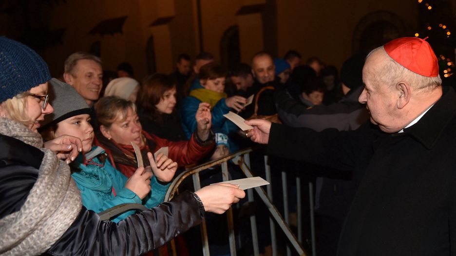 Koronawirus. W tym roku nie będzie dzielenia się opłatkiem przed żywą szopką franciszkanów w Krakowie