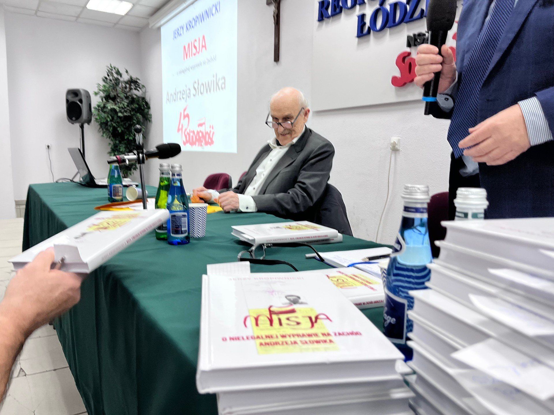 Jerzy Kropiwnicki podpisuje swoją nową książkę