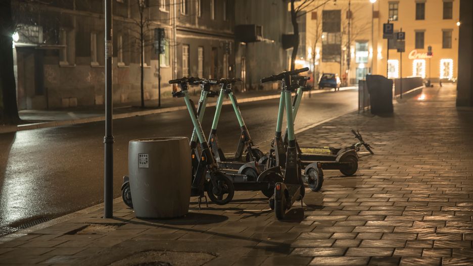 transport, hulajnoga, bicykle, elektryczna, ekologia, ulica, przewozy, komunikacja, przemieszczanie, architektura, kamienice, jazda, przewóz, równowaga