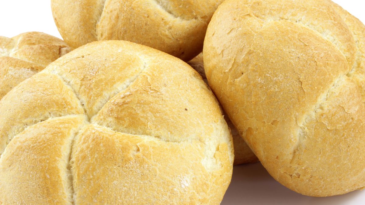 Jak należy jeść bułki? Wielu popełnia błąd