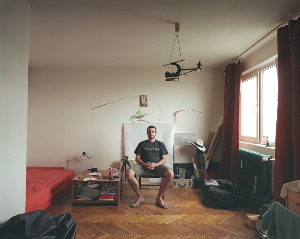 10 pięter i 10 różnych żyć w projekcie rumuńskiego fotografa Bogdana Girbovana