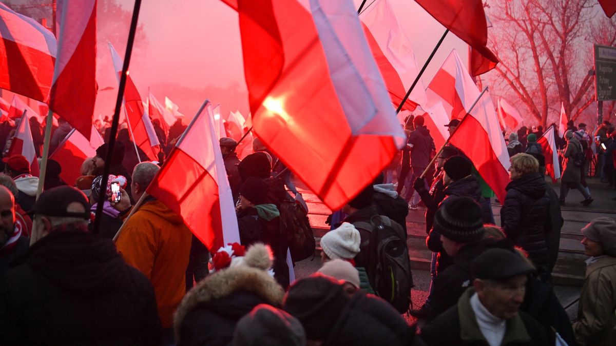 uczestnicy marszu
Andrzej Lange
105 105. rocznica, bia�o-czerwona, bia�o-czerwone, flaga, flagi, Jeszcze Polska nie zgin�a, marsz, obchody