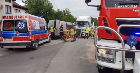 Śląsk. Wypadek w Nowej Wsi. Bus czołowo zderzył się z cysterną