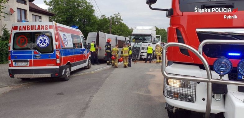 Śląsk. Wypadek w Nowej Wsi. Bus czołowo zderzył się z cysterną
