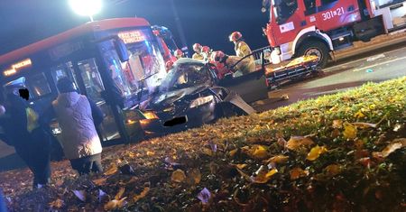 Kierowca nieprzytomny, pasażer w stanie zagrożenia życia. W aucie znajdowały się butelki po wódce