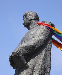 Poznań. Prokuratura zajęła stanowisko ws. tęczowej flagi na pomniku Adama Mickiewicza