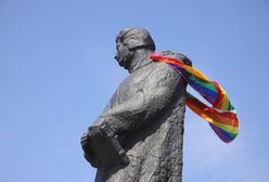 Poznań. Prokuratura zajęła stanowisko ws. tęczowej flagi na pomniku Adama Mickiewicza